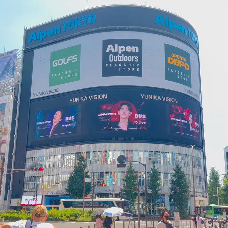 【BUS MARCKRIS&JINWOOK&PHUTATCHAI】東京 新宿ユニカビジョン 應援廣告事例（2025/8）