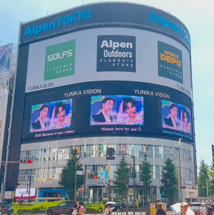 【BUS PHUTATCHAI&AA】東京 新宿ユニカビジョン 應援廣告事例（2025/8）