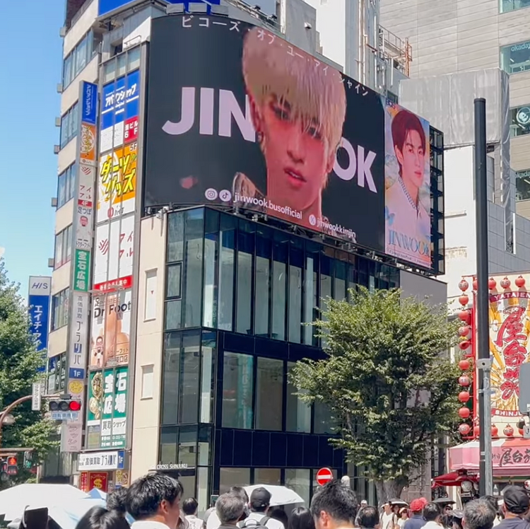 【BUS JINWOOK】新宿 クロス新宿ビジョン 應援廣告事例（2025/8）
