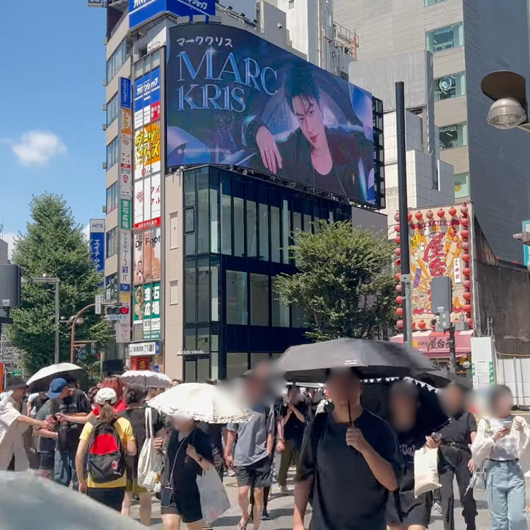 【BUS MARCKRIS】新宿cross新宿vision 應援廣告案例（2025/8）