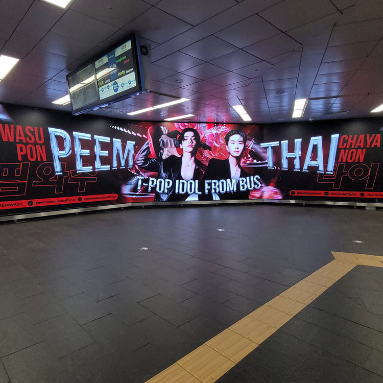 【BUS PEEMWASU&THAI】弘大入口站 數位看板 應援廣告案例（2026/02）