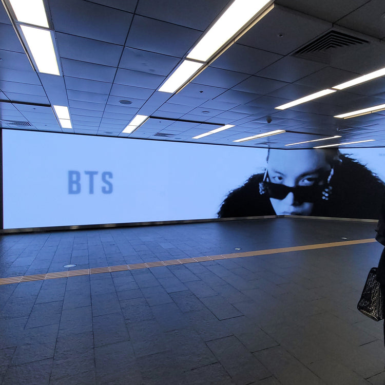【BTS JIMIN】弘大入口站 數位看板 應援廣告案例（2026/10）
